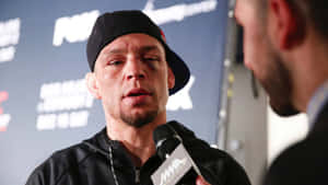 眼睛瘀傷的MMA拳手在記者會上接受採訪。