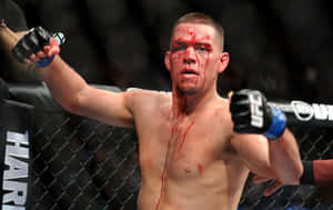 MMA拳手滿臉鮮血在UFC八角籠中慶祝勝利。