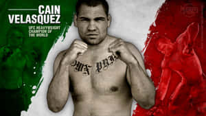 MMA拳手Cain Velasquez以戰鬥姿勢，背景為綠色和紅色。