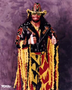 摔角手Macho Man Randy Savage身穿全套服裝豎起兩個大拇指。