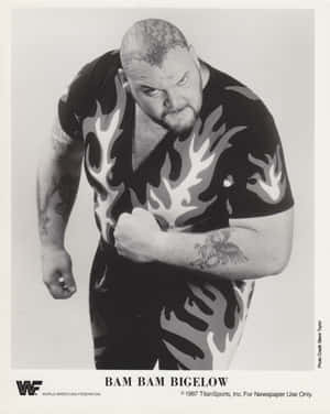 摔角手Bam Bam Bigelow穿著火焰襯衫和紋身凝視著鏡頭 — 摔角 GIF 壁紙
