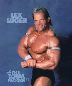 Lex Luger，肌肉發達的摔角手，自信地交叉雙臂擺姿勢。