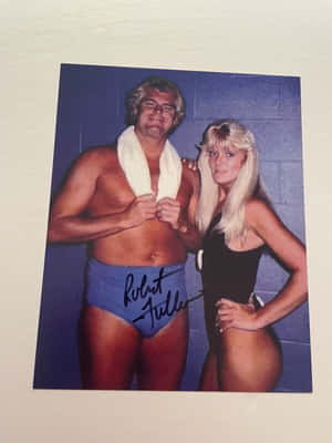 摔角手 Robert Fuller 與一位金髮女子一起擺姿勢的簽名照片。 — 復古 壁紙