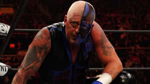 比賽期間，臉上塗有藍色顏料和紋身的摔角手在擂台上。 — WWE GIF 壁紙