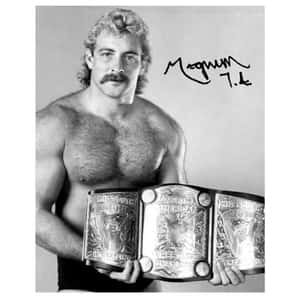 摔跤手 Magnum T.A. 在黑白照片中手持冠軍腰帶。 — 肖像 壁紙