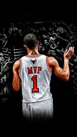 身穿MVP 1球衣的籃球運動員在身後人群的歡呼中慶祝。