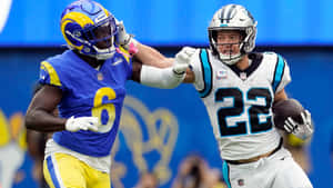 NFL美式足球球員在比賽中，一人擒抱另一持球者。