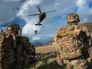 兩名身穿軍用裝備嘅士兵觀看直升機喺田野降落。