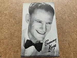 復古Mutoscope卡片，展示微笑的音樂家Sammy Kaye戴著蝴蝶結領結在軟木板上。