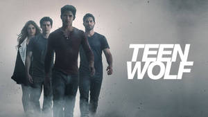 四位認真的青少年穿過煙霧，伴隨著《Teen Wolf》標題。