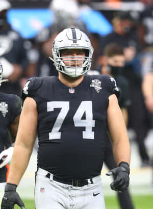 比賽期間身穿74號球衣的NFL球員在球場上