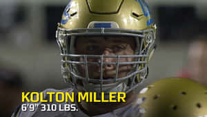 戴著金色頭盔的美式足球員Kolton Miller專注地看著鏡頭。