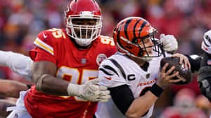 NFL四分衛在現場比賽中躲避防守球員。 — NFL 美式足球 GIF 壁紙