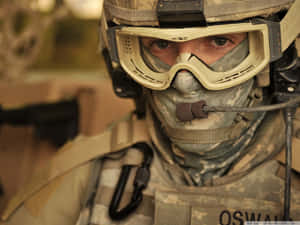 全副戰術裝備的士兵，戴著護目鏡和面罩，直視觀眾。 — 軍事動圖 壁紙