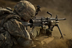 士兵在沙漠戰鬥中發射重型機槍 — 槍 壁紙