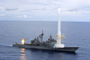 軍艦在海洋上發射導彈，帶有煙霧痕跡 — 軍事動圖 壁紙