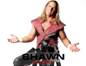 摔角手 Shawn Michaels 穿著紅色鉚釘背心和黑色皮褲，張開雙臂擺姿勢。