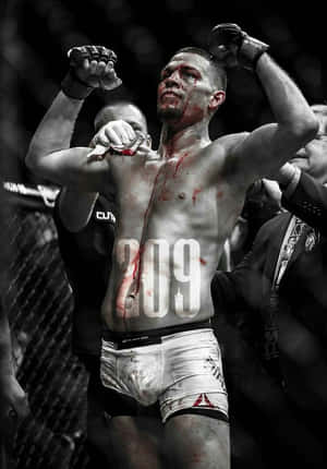 滿面鮮血和軀幹的MMA拳手在八角籠內慶祝勝利。
