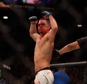 MMA拳手滿臉鮮血在八角籠內高舉拳頭慶祝勝利。