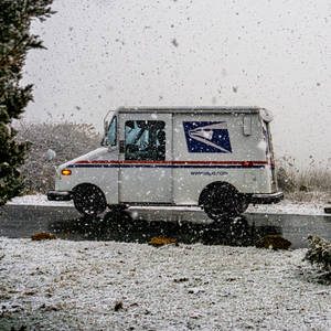 USPS郵政車在冬季雪路上行駛 — 冬天 壁紙