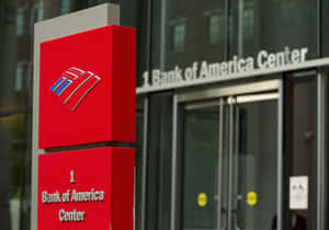 玻璃建築前的紅色Bank of America Center標誌