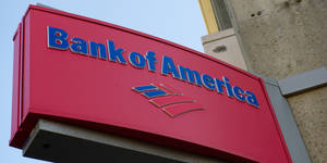 建築物外牆上嘅紅色Bank of America招牌 — 火影忍者海報 壁紙