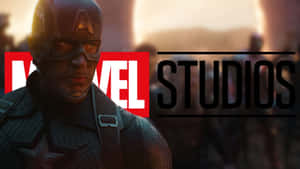 美國隊長身穿戰術裝備，日落時分帶有Marvel Studios標誌。 — 漫威超級英雄 壁紙