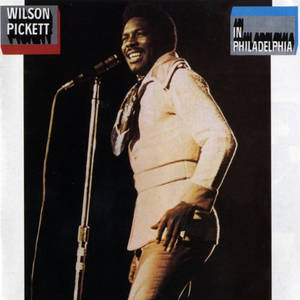 Wilson Pickett 在舞台上用麥克風表演 — 音樂 GIF 壁紙
