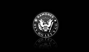 發光的 Ramones 標誌，帶有鷹和星星，在黑色背景上帶有倒影。