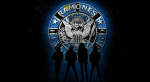 四個剪影人物在發光的Ramones樂隊標誌前。