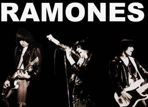Ramones 樂隊以黑白風格現場表演，身穿皮褸並手持結他。