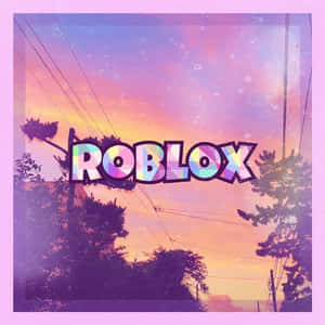 Roblox 標誌帶有彩虹漸變，背景是紫色和橙色的日落天空，有樹木和電線。 — Roblox 壁紙
