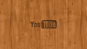 YouTube 標誌嵌入木質表面，木紋清晰可見。 — 美學 壁紙