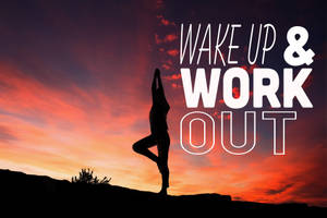 日出時練習瑜伽的人，文字 wake up & work out