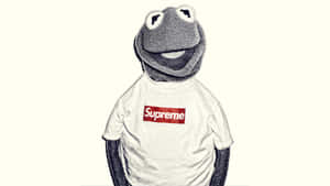 青蛙柯米克在奶油色背景上穿著白色Supreme T恤。