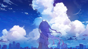 貓耳紫髮動漫女孩站在城市前，天空多雲。