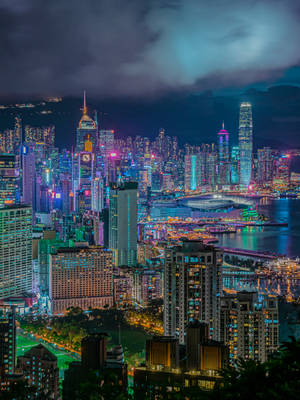 香港夜景，閃爍的摩天大樓和海港燈光。