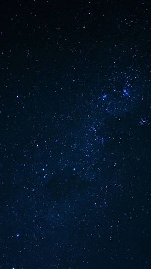 星光閃爍的夜空，帶有發光的藍色星雲。 — 美學手機GIF 壁紙