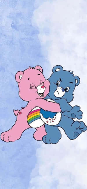 兩隻 Care Bear 喺柔軟嘅藍色雲朵天空入面擁抱。
