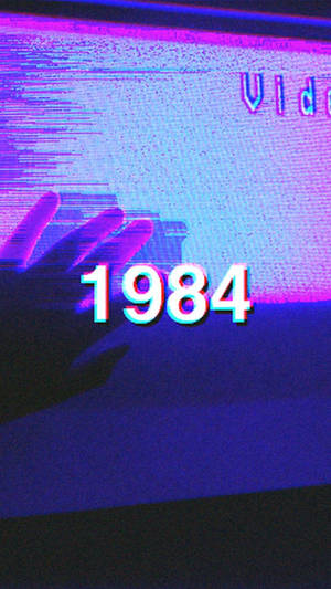 故障效果的電視屏幕，以像素字體顯示1984年，伴有紫色和藍色靜態。