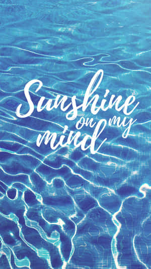 在泛起漣漪的藍色水面上，sunshine on my mind 文字 — 藍色 壁紙