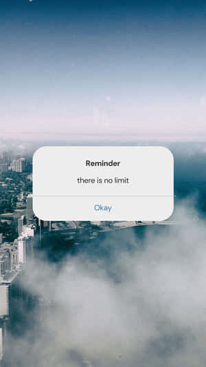 一個電話通知，上面寫著「Reminder there is no limit」，在霧氣瀰漫的城市上空。