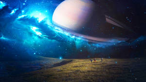 三個人仰望星空藍色星雲中的巨大環狀行星。 — Astroworld GIF 壁紙