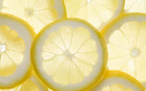 堆疊的檸檬片展示多汁的果肉和果皮