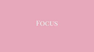 粉紅色背景上的白色文字「focus」。