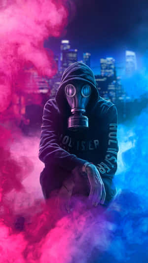 在霓虹燈照亮夜晚的城市中，被彩色煙霧包圍的戴防毒面具的人。