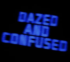 黑色背景上顯示「dazed and confused」的藍色像素文字。 — 霓虹 壁紙