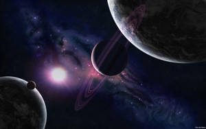 三顆帶環行星在色彩繽紛的星雲中圍繞一顆明亮的恆星運行。