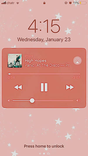 iPhone鎖定屏幕，帶有粉紅色星星牆紙和顯示Panic! At The Disco的音樂播放器