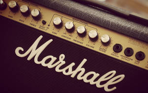特寫鏡頭：Marshall 結他擴音器，帶控制旋鈕和揚聲器網罩。 — 音樂美學 壁紙